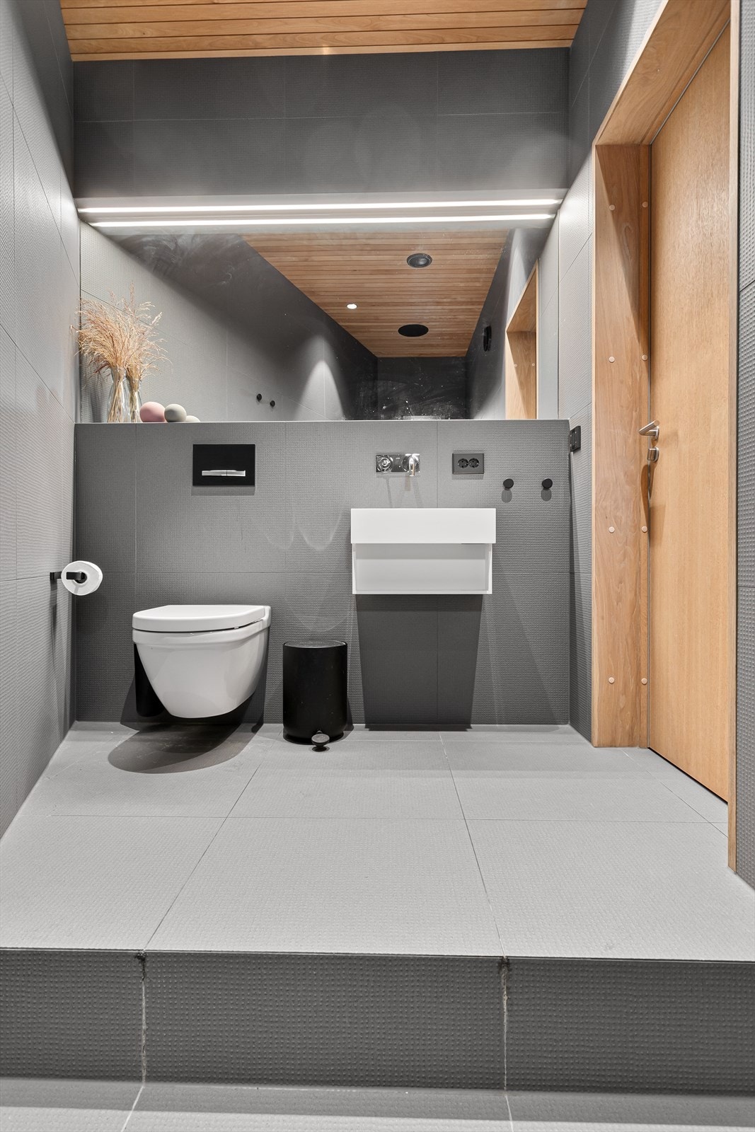 Bad 1 med tilgang til badstue, trimrom og terrasse via gang Galleribilde