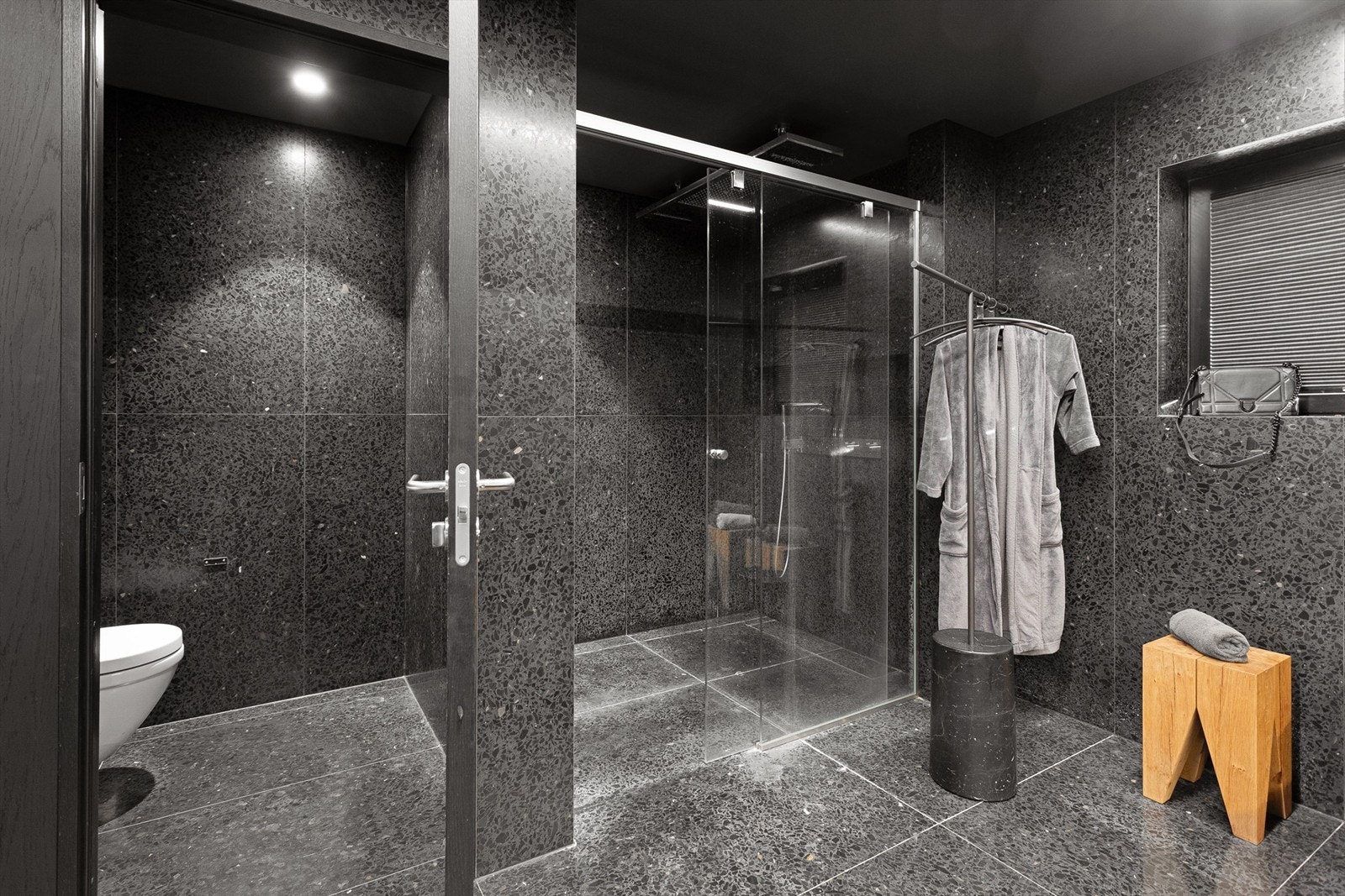 Badet har også tilgang til separat avlukket wc-rom med vegghengt toalett Galleribilde