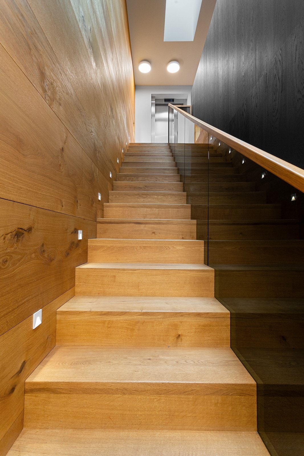 Trapp av tre med vanger og trinn i lakkert eik samt innfelt trinnbelysning Galleribilde