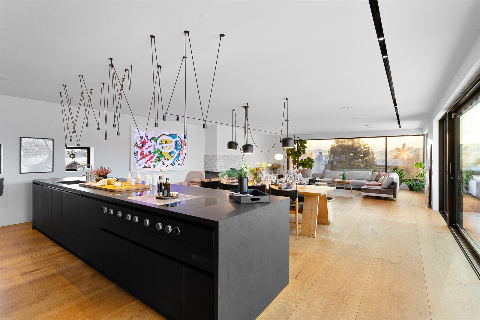 Kjøkkenet har bl.a. vinkjøler, kjøleskuff, kaffemaskin og oppvaskkum med avfallskvern Galleribilde