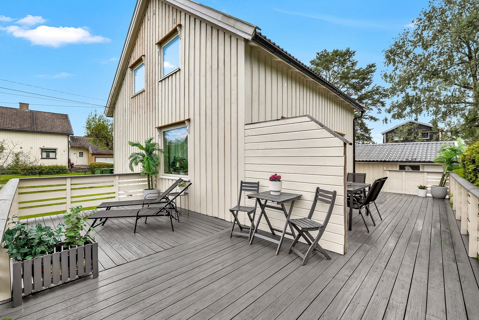 Terrassen byr på gode solforhold og gir direkte tilgang til hagen. Galleribilde