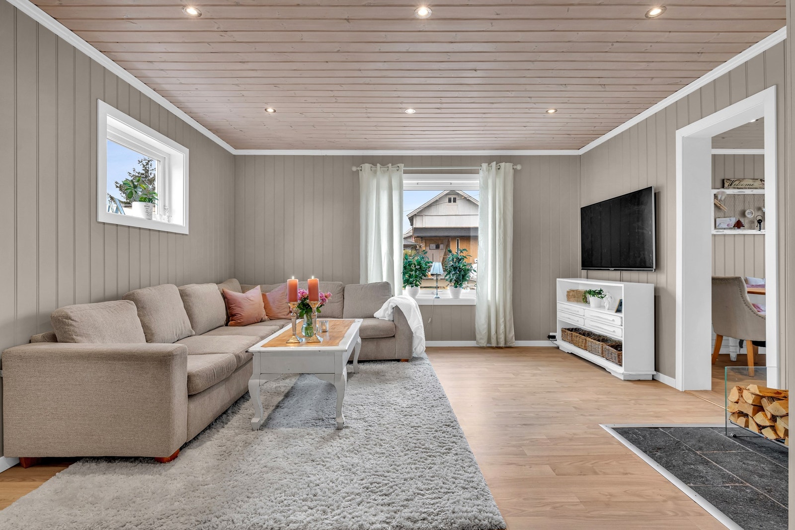 Store vindusflater og downlights i taket sørger for rikelig med naturlig lys og en lun atmosfære. Galleribilde