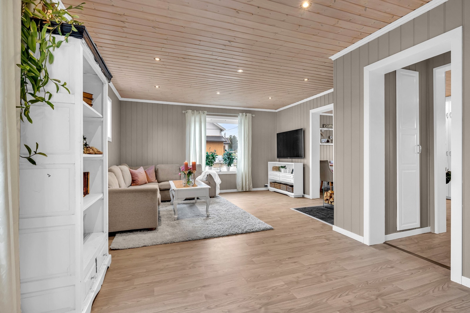 Stuen er romslig med god plass til både sofagruppe, TV-møblement og øvrig innredning. Galleribilde