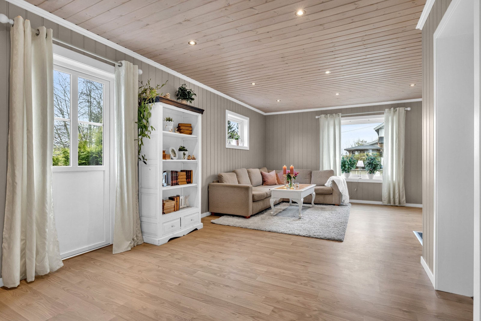 Fra stuen er det direkte utgang til en stor terrasse på 41 kvm. Galleribilde