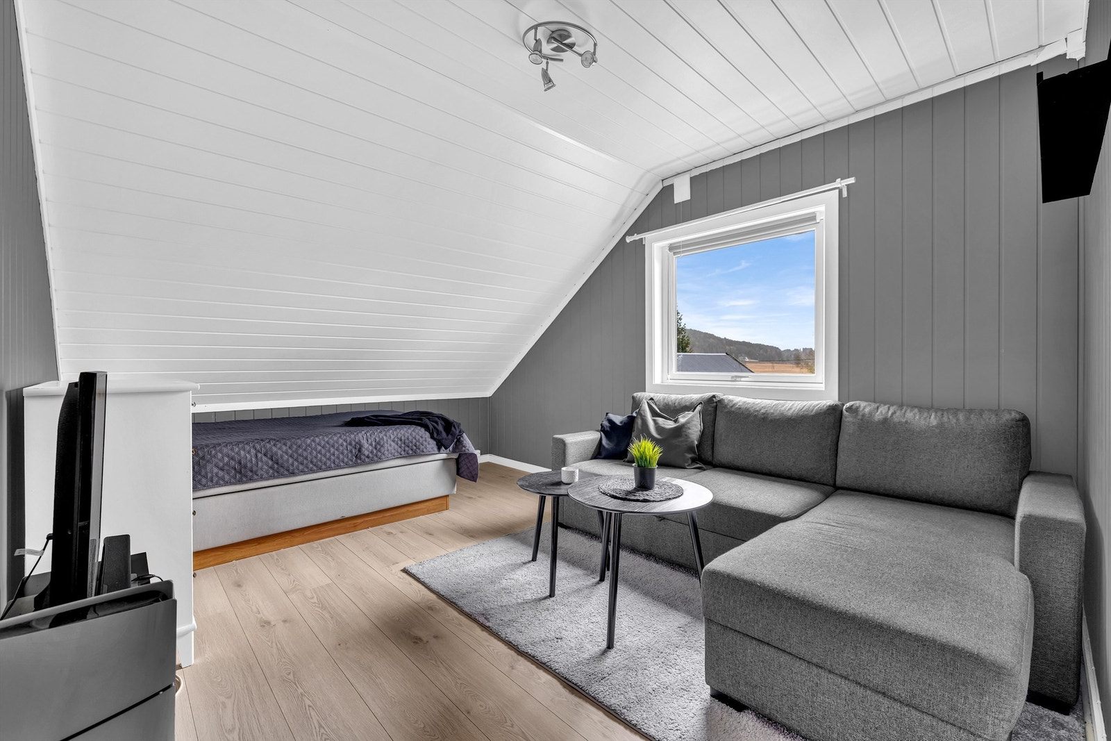 Boligens andre soverom har også god plass til seng, garderobeløsning og annet ønsket møblement. Galleribilde