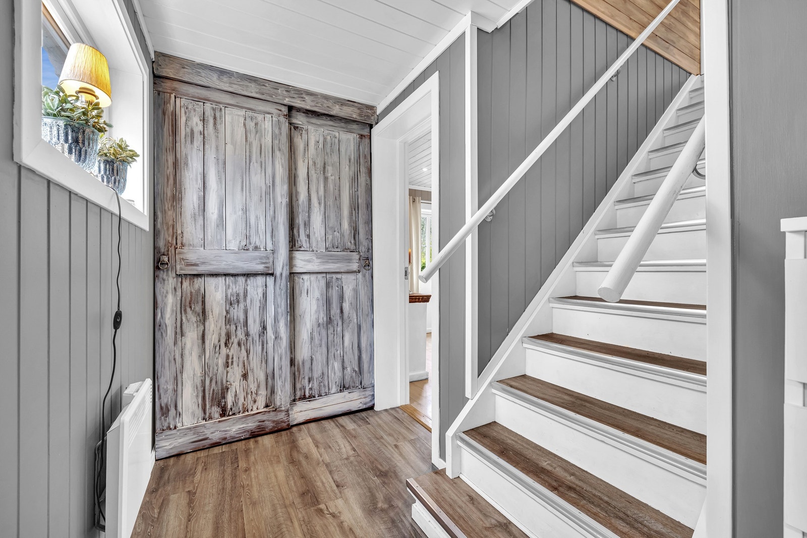 Her er det en praktisk skyvedørsgarderobe samt plass til kommode. Galleribilde