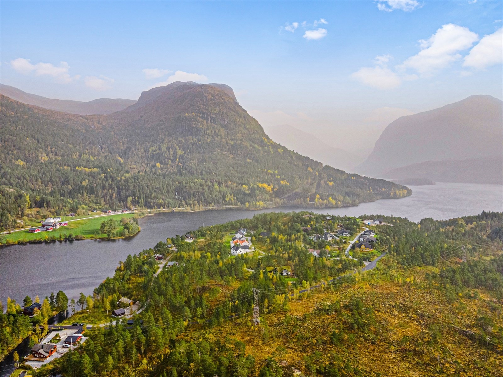 Tomtene ligg like ved Holsavatnet som byr på fine bademogelegheiter samt gode fisketilhøve. Kraftlinja på bildet er fjerna Galleribilde