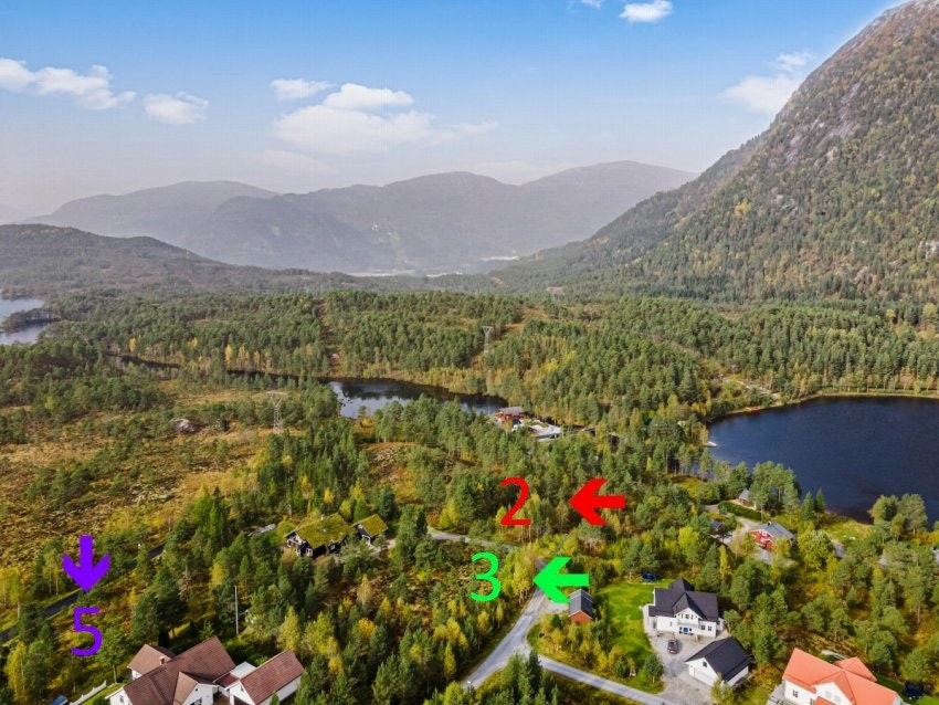 Raud pil syner tomt 2, grøn pil syner tomt 3 og lilla pil syner tomt 5 Galleribilde