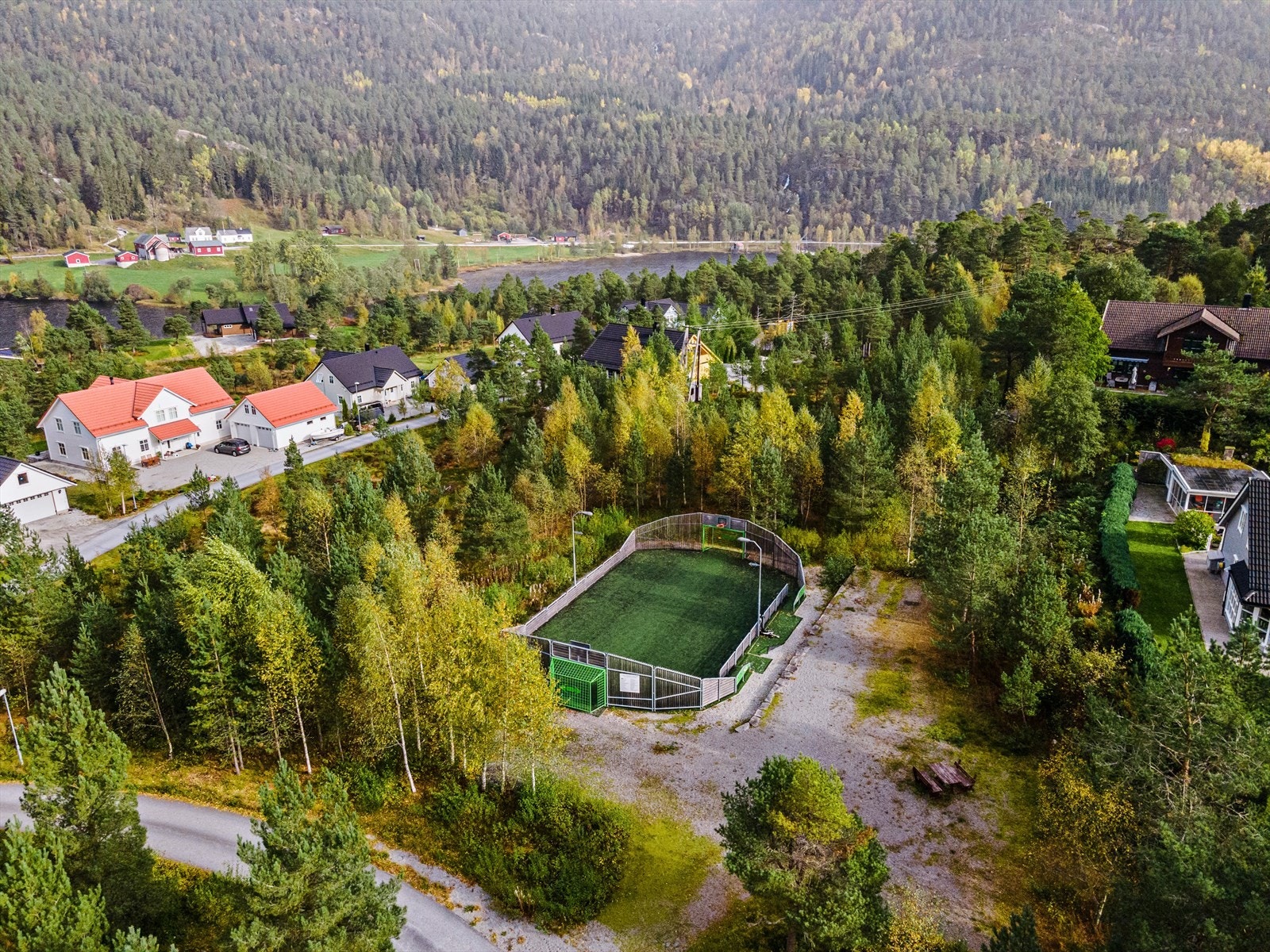 Området ligg godt til rette for born med både fotballbane, leikeplass og mykje friområde for leik og moro Galleribilde