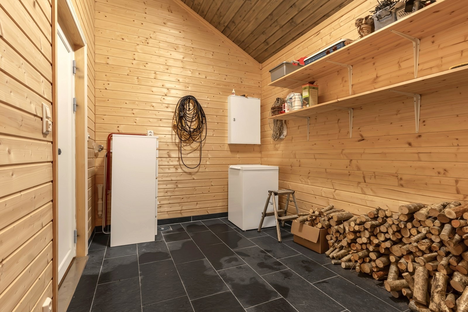 - Hyller i bod, for enklere og ryddigere organisering - Galleribilde