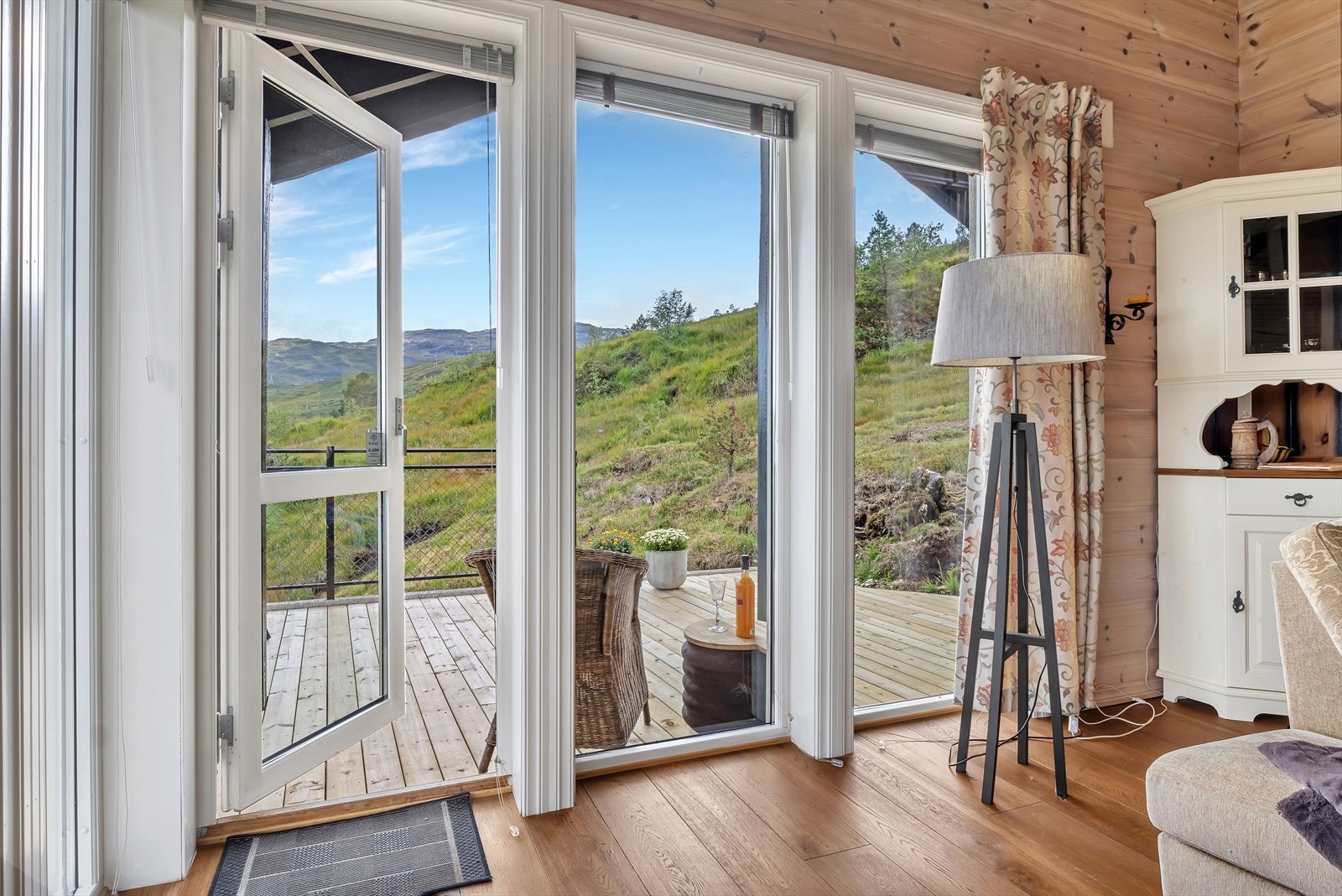 - Fra terrassen har man også tilgang til en av hyttens stuer - Galleribilde