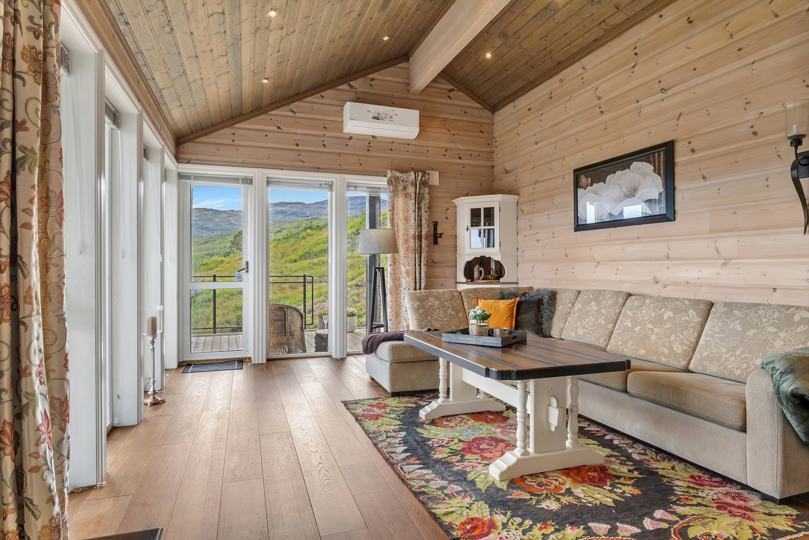 - Med generøse vindusflater vendt mot flere himmelretninger, som sørger for rikelig med verdifullt lysinnslipp - Galleribilde