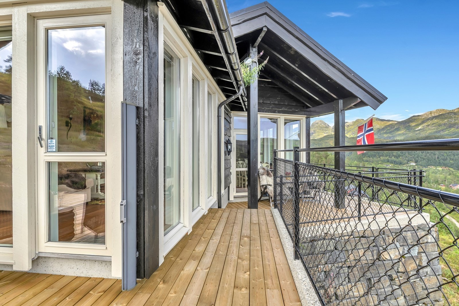 - Legg merke til uttrekkbar levegg, praktisk på vindfulle dager! - Galleribilde