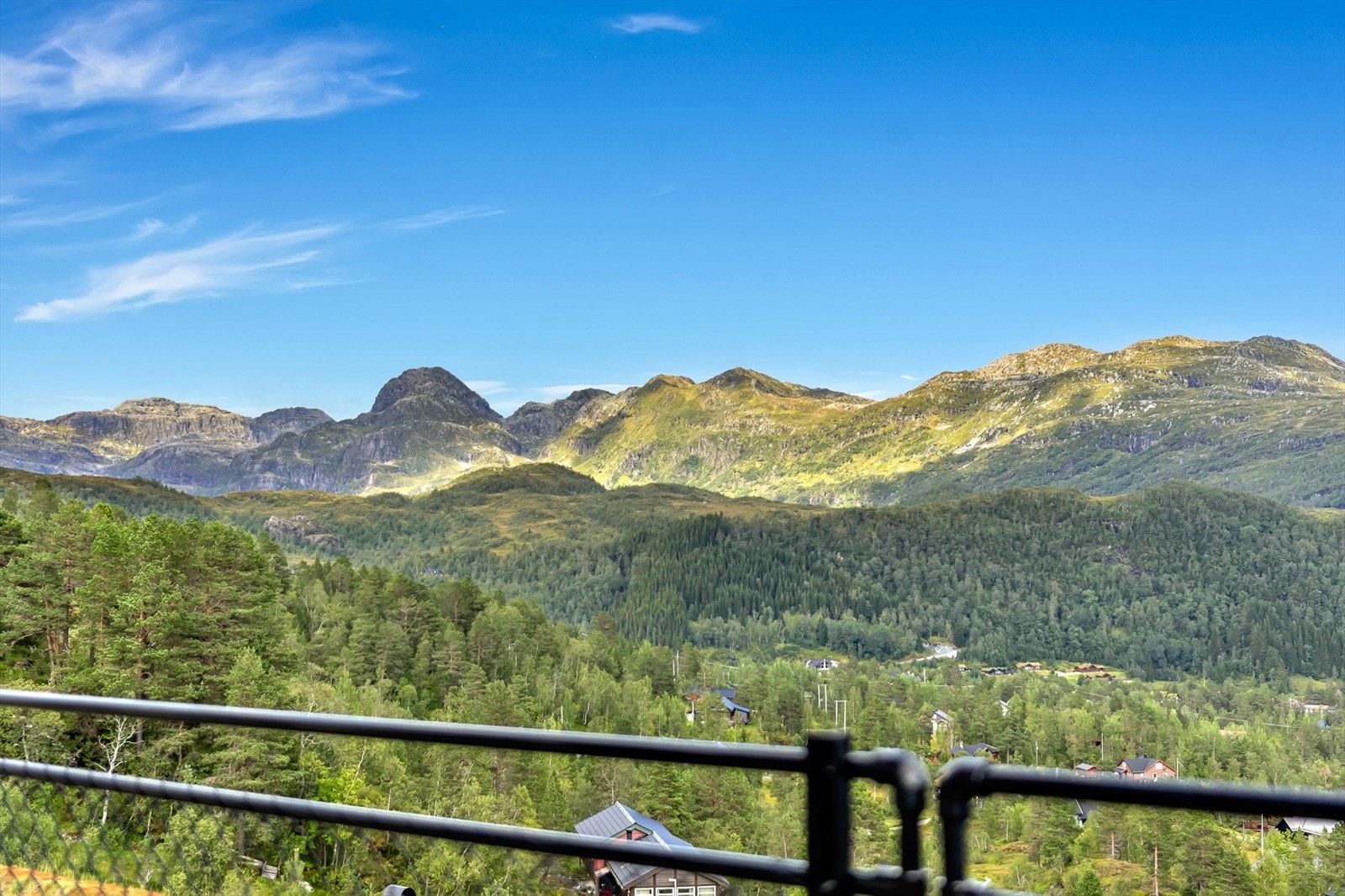 - Med nydelig utsikt utover fjelltoppene, vakkert både på sommers- og vinterstid - Galleribilde