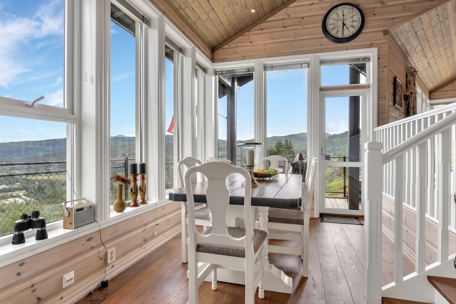 - Også fra spisestuen har man direkte tilgang til terrassen - Galleribilde