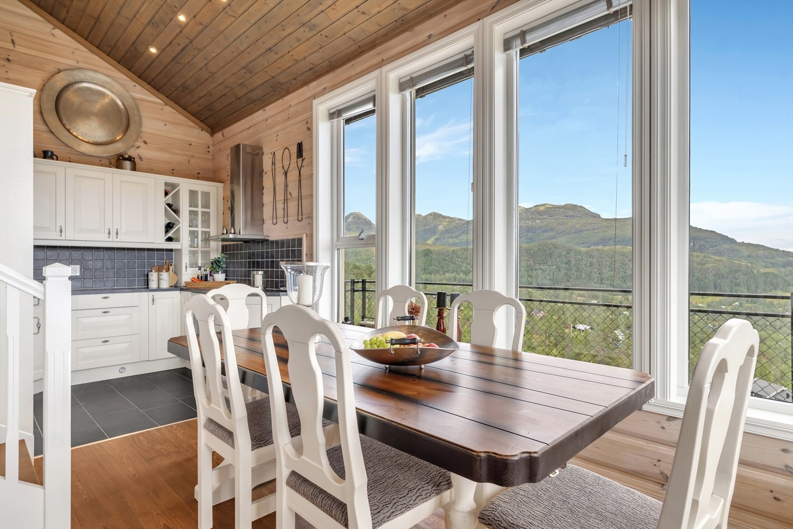 - I spisestuen har man plass til spisebord av god størrelse - Galleribilde