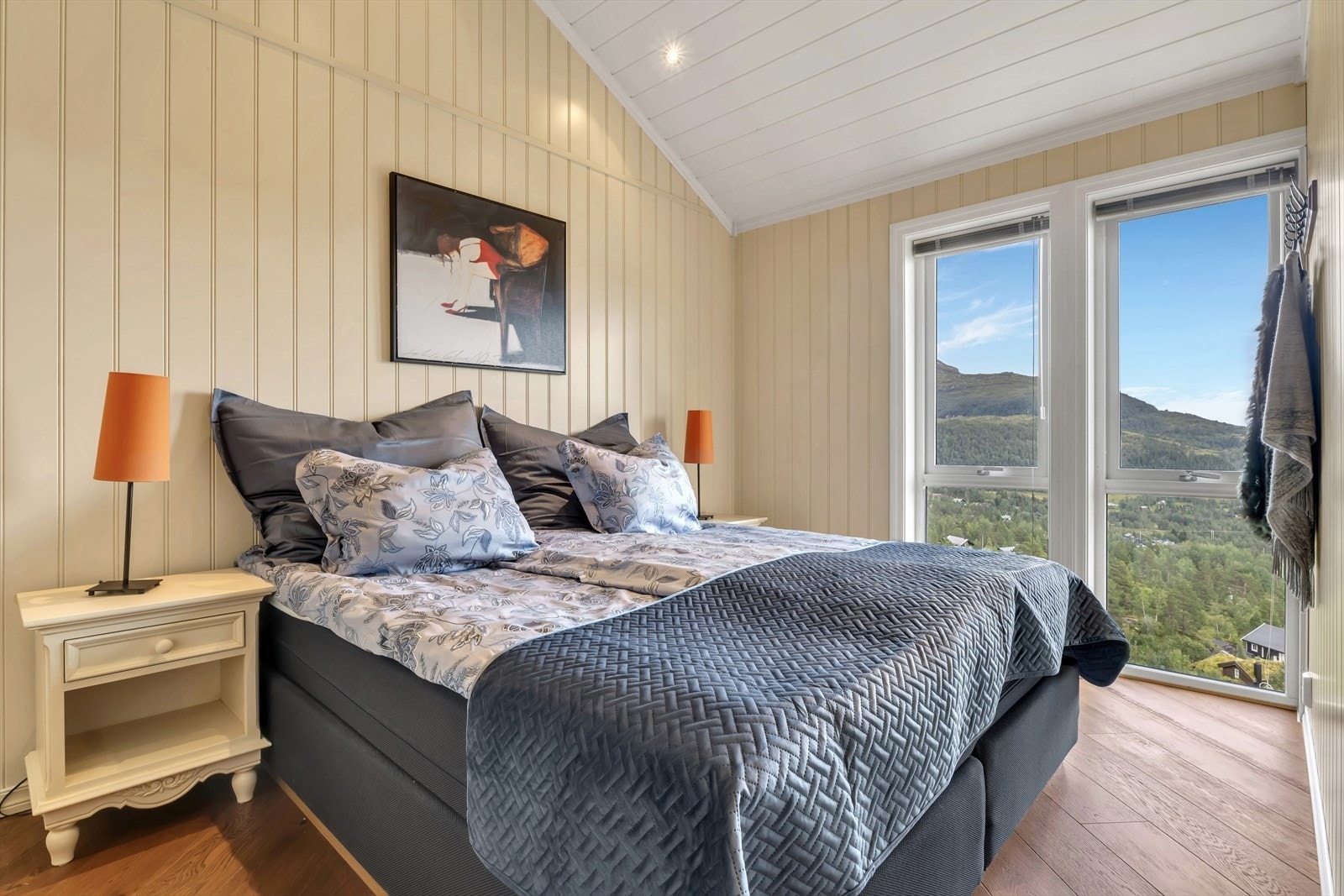 - Soverom 1 med generøse vindusflater og spotlights i himling - Galleribilde