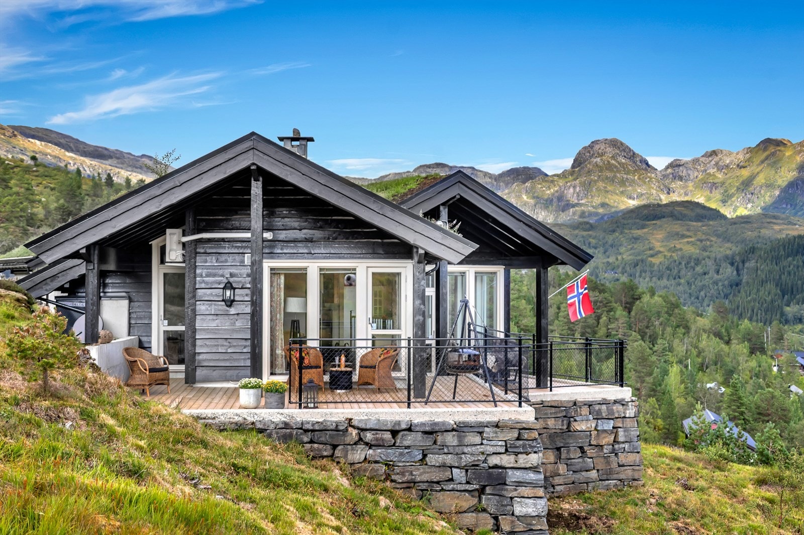 - Her er det storslått natur og en perfekt plass for fritidsaktiviteter året rundt. Uendelige turmuligheter sommer som vinter for store og små - Galleribilde