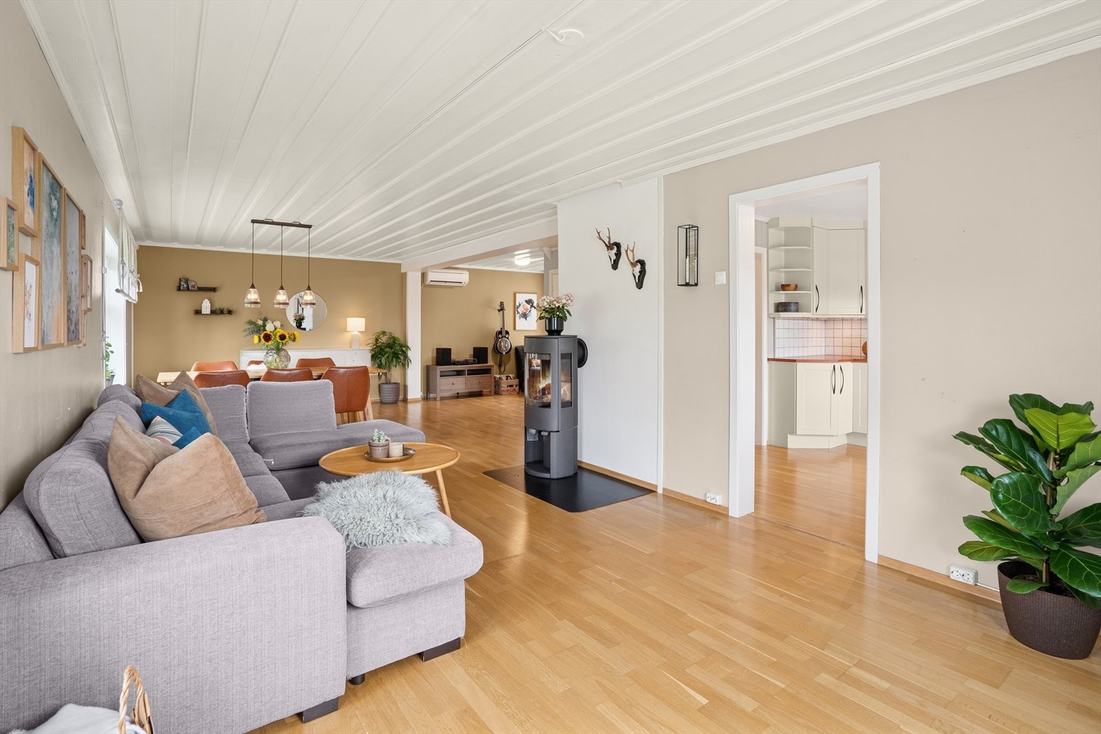 Romslig stue med flere møbleringssoner Galleribilde