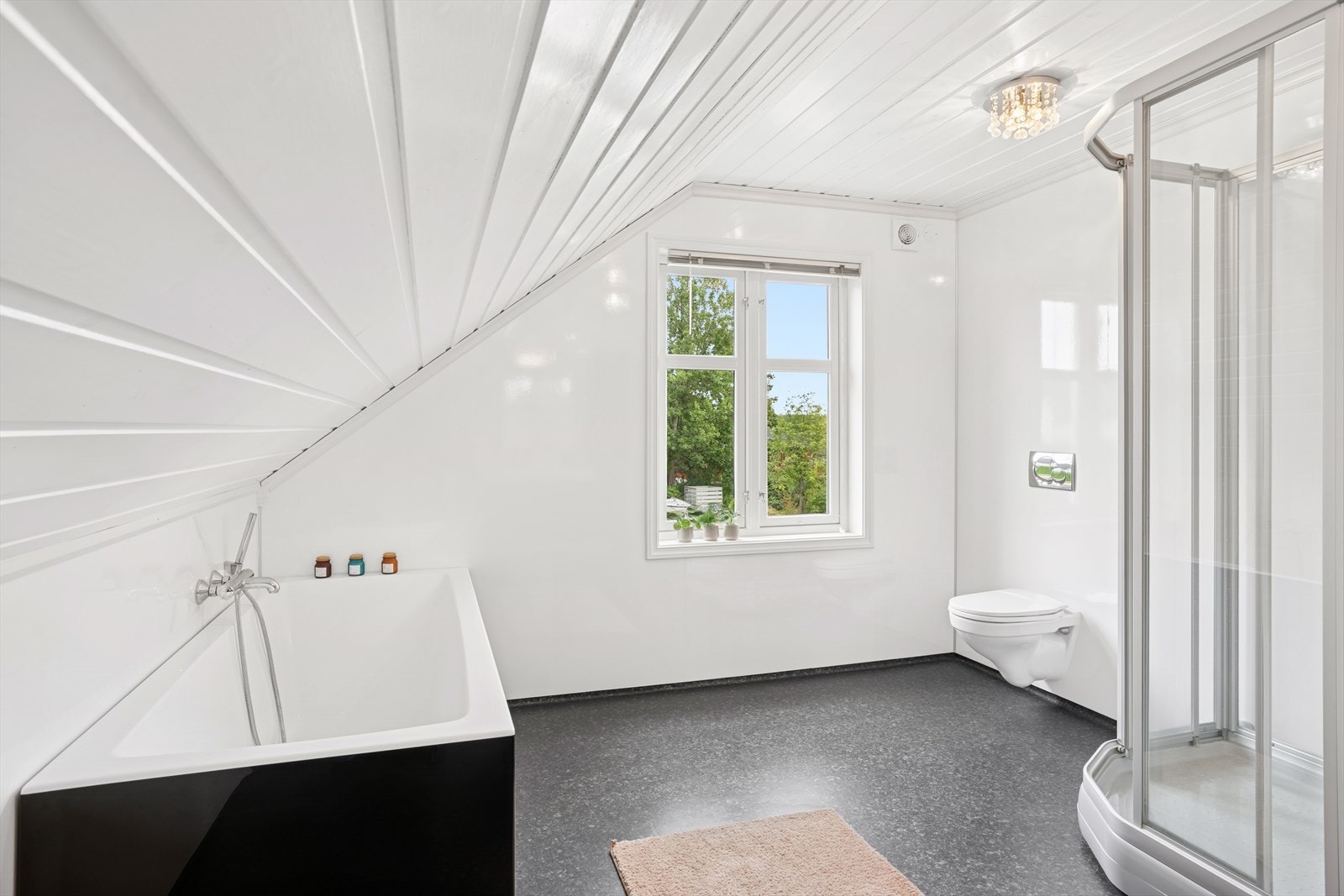 Stort bad med både dusj og badekar i 2. etasje Galleribilde