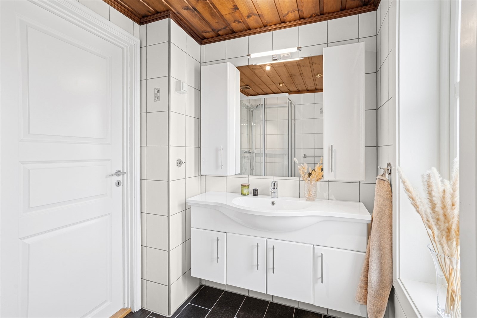 Bad med dusjhjørne i første etasje Galleribilde