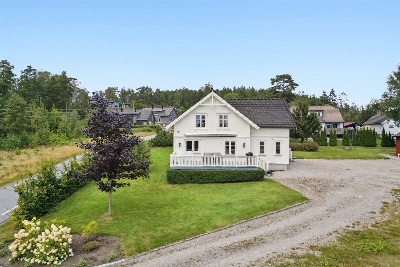 Kallastenveien 58 er en flott og velholdt enebolig beliggende på opparbeidet, flat tomt på 2 mål Galleribilde