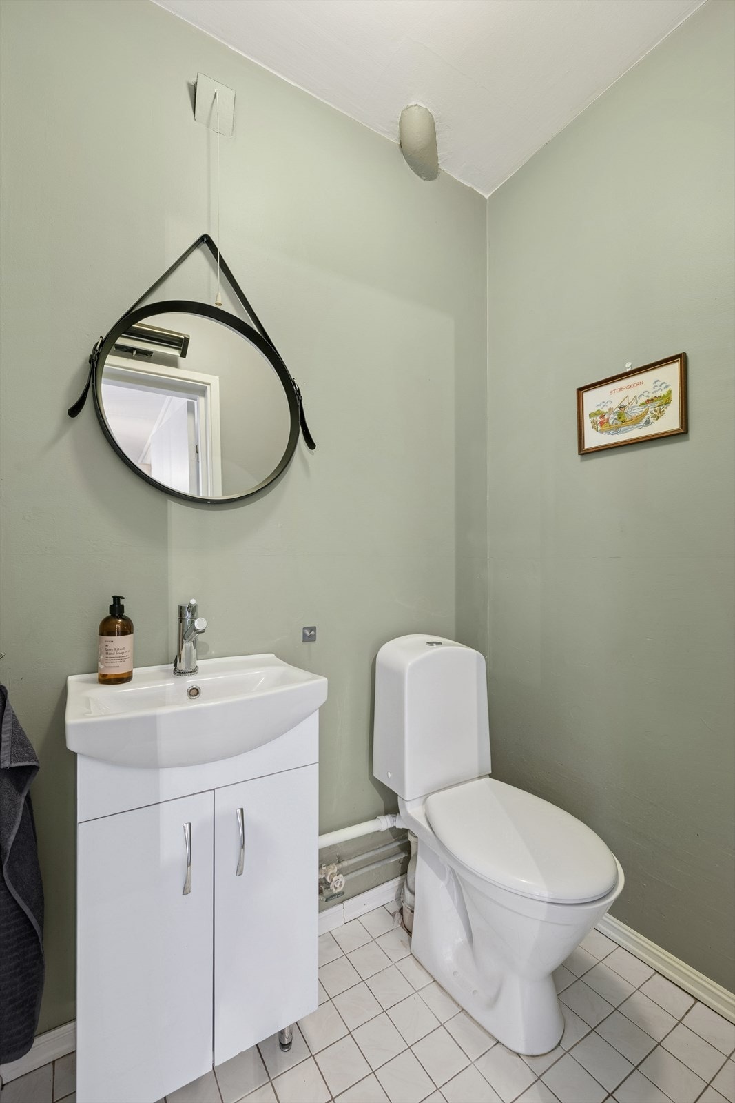 Leiligheten har et eget toalettrom, praktisk plassert ved entréen. Galleribilde
