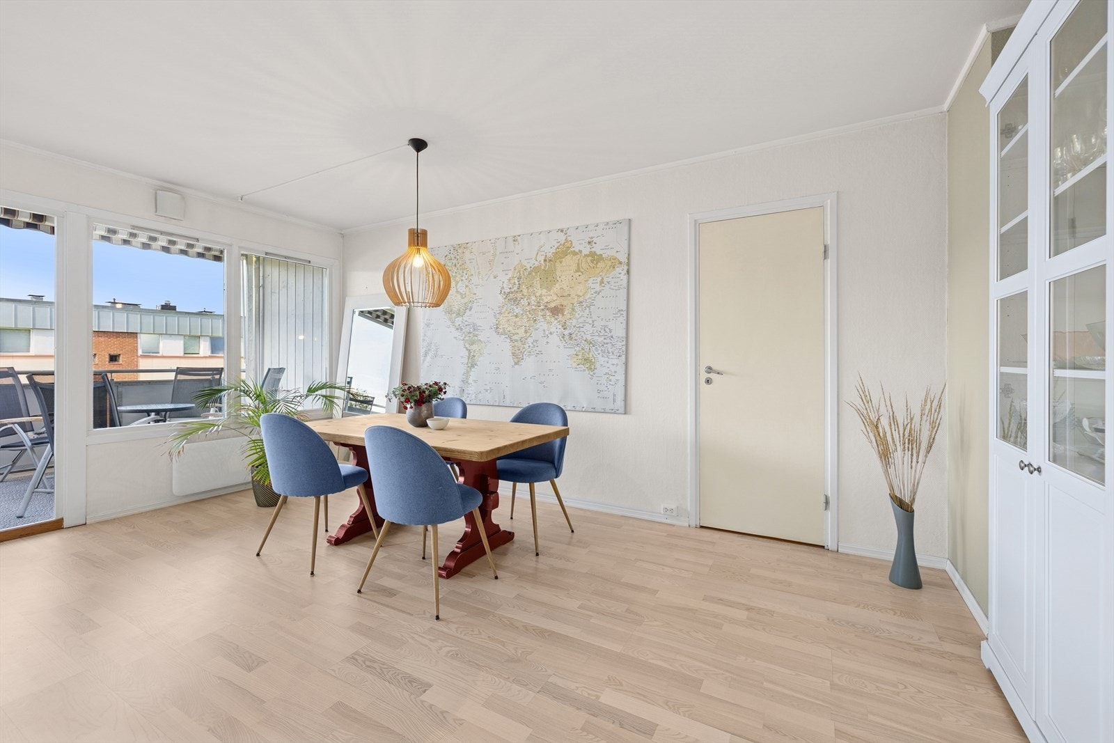 De store vinduene, sammen med terrassedøren, gir rommet rikelig med naturlig lys og skaper en luftig atmosfære. Galleribilde