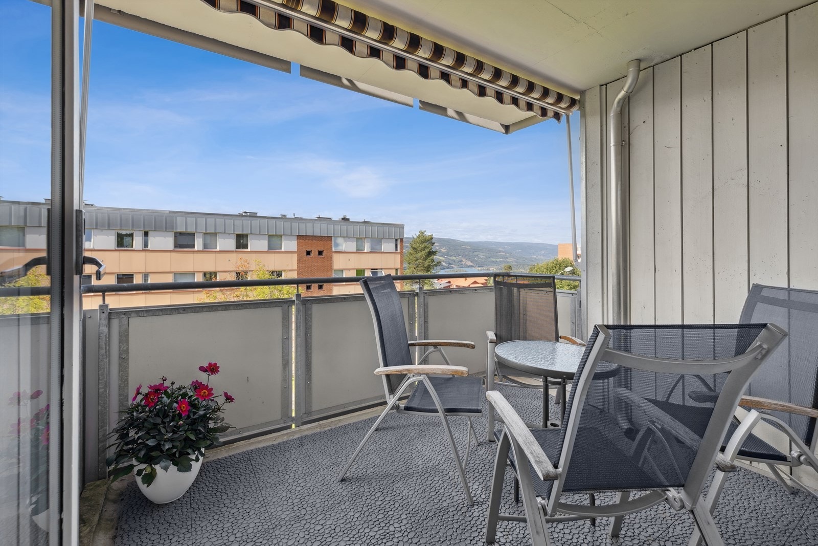 Sommerdagene kan nytes på den vestvendte, overbygde balkongen, som byr på gode solforhold og fint utsyn. Galleribilde