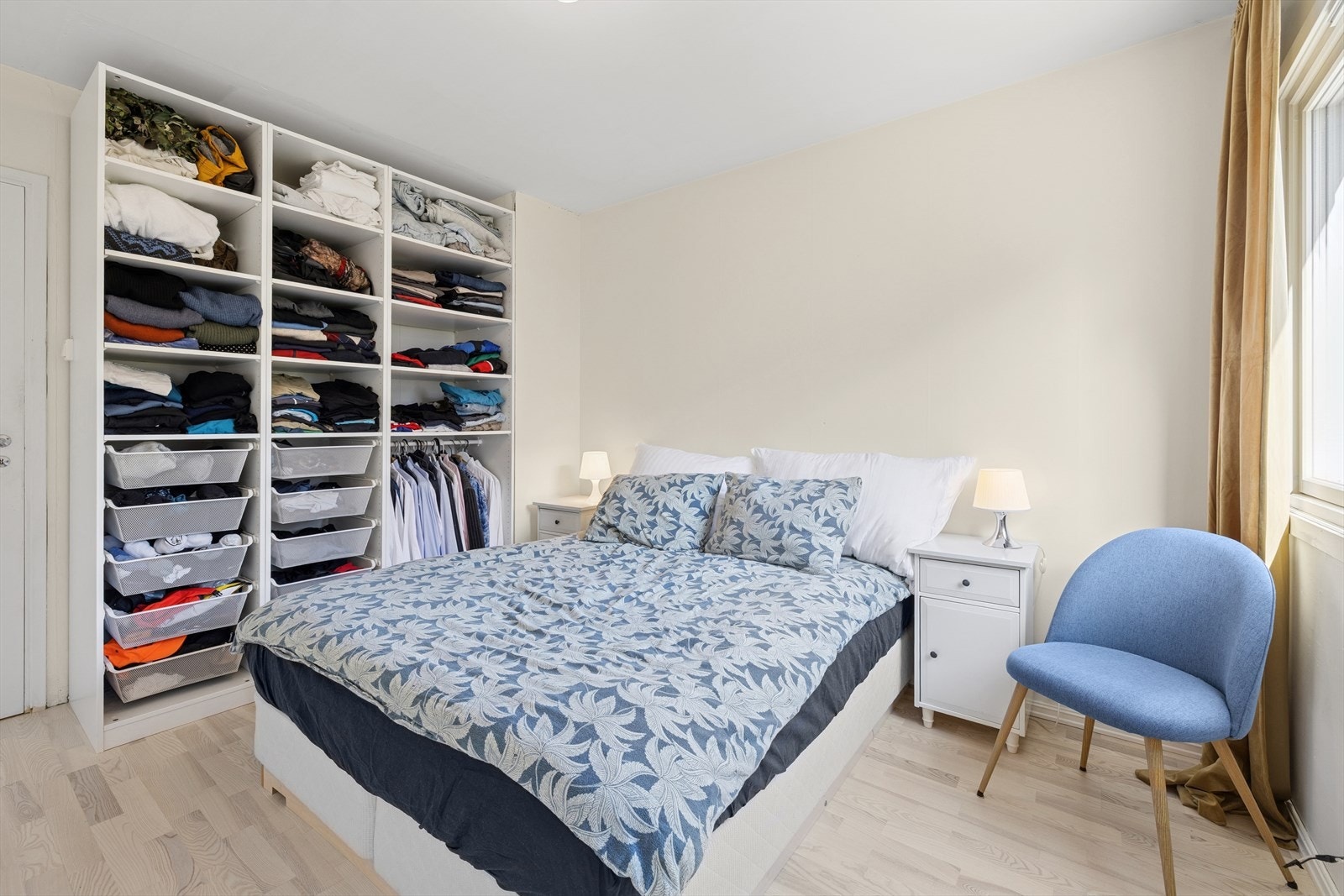 Hovedsoverommet har god oppbevaringsplass i en åpen garderobeløsning. Galleribilde