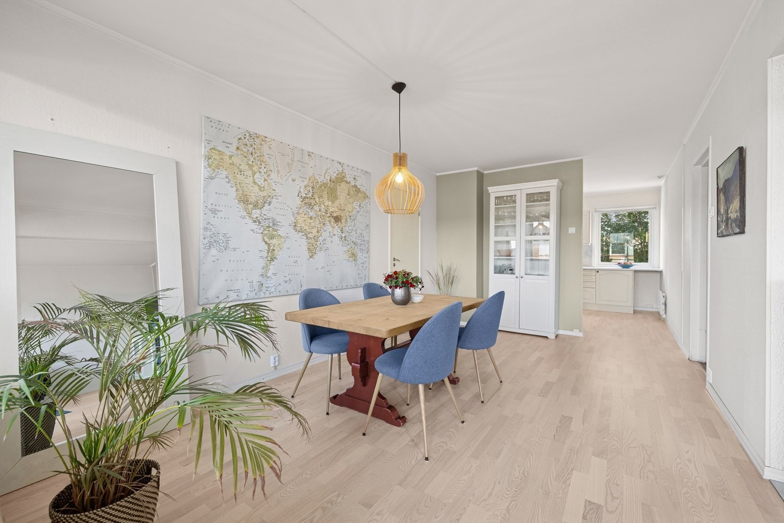 Kjøkkenet ligger i et eget rom ved siden av stuen. Galleribilde