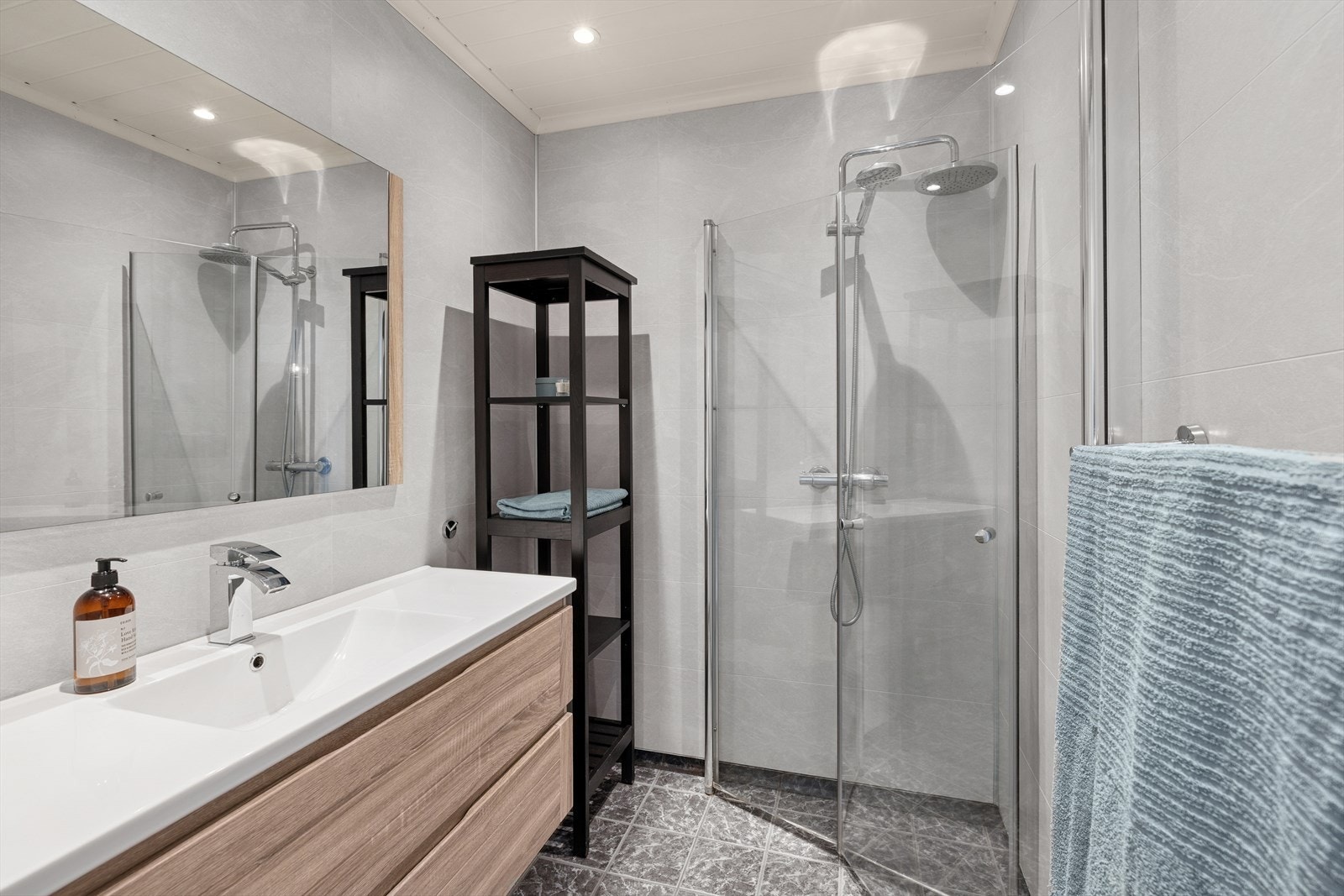 Badet har baderomsplater på veggene og fliser på gulvet. Galleribilde