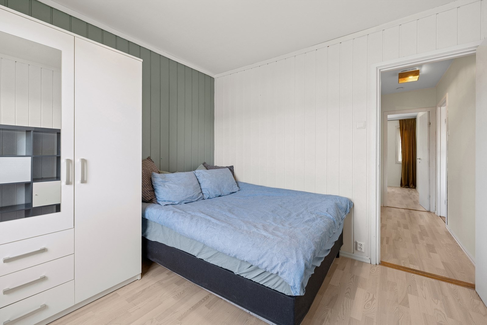 Soverom med garderobeskap. Galleribilde