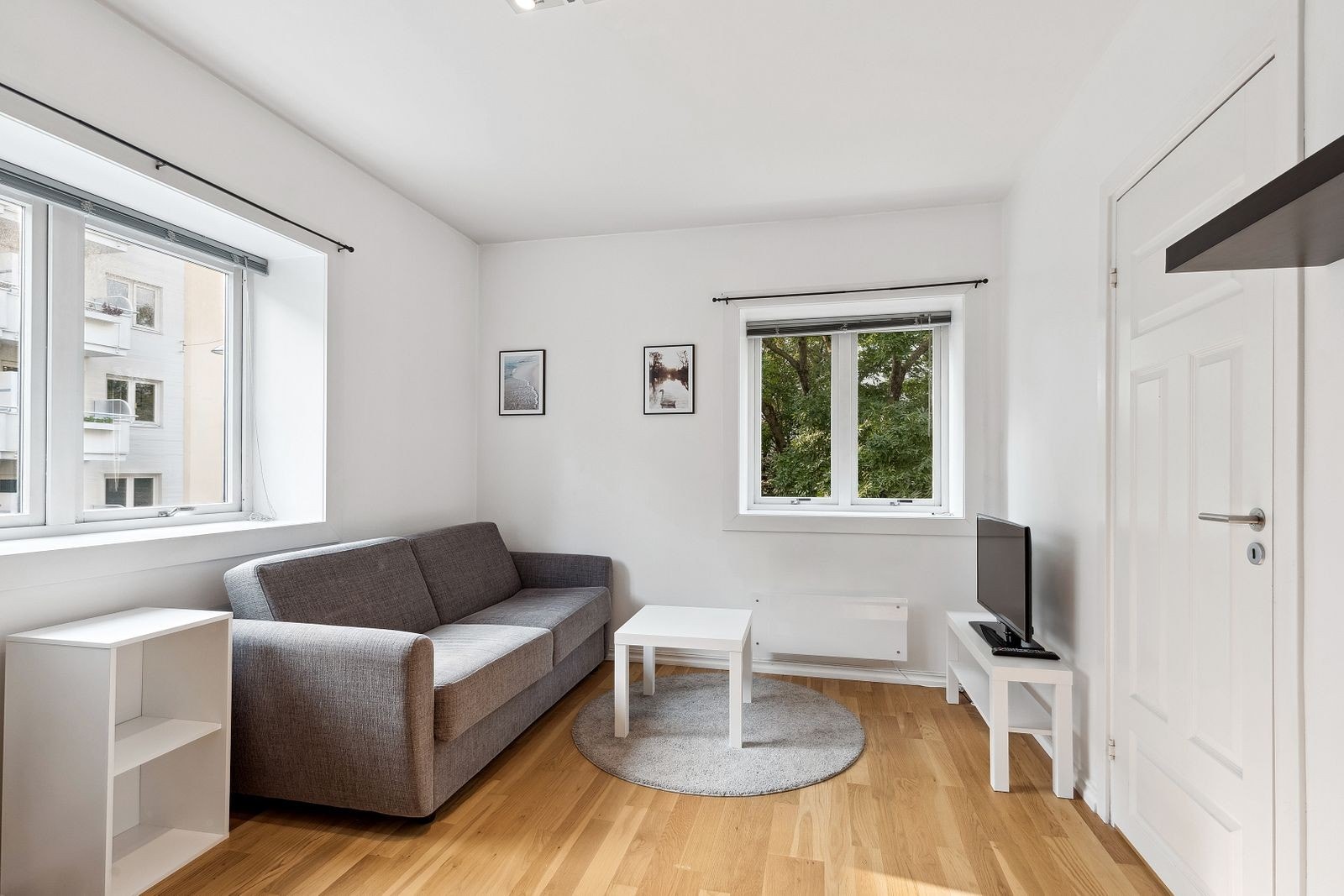 Stuen har vindusflater på vegger noe som gir gode lys og utsynsforhold. Galleribilde