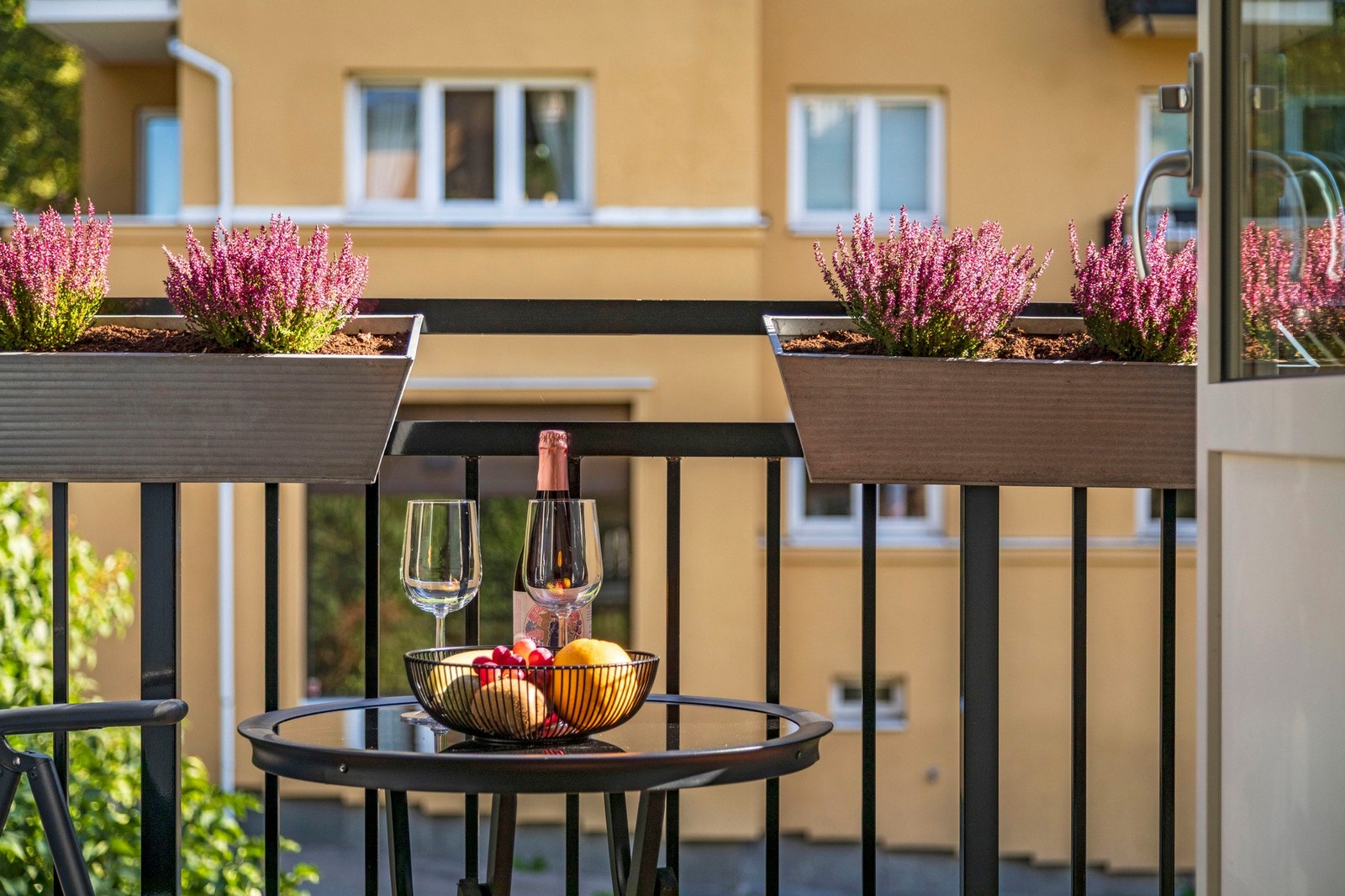 Balkongen blir en naturlig forlengelse av soverommet - perfekt for varme sommerdager. Galleribilde