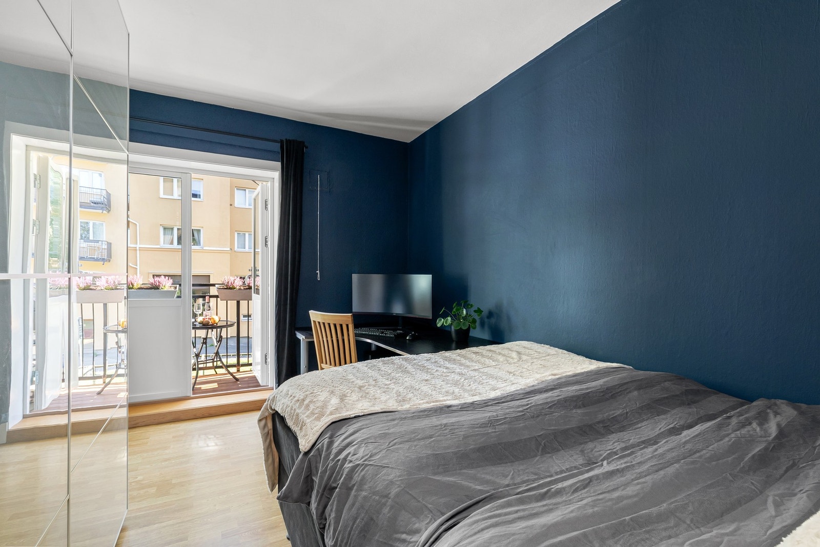 Soverommet er holdt i moderne farge som står i stil med resten av leiligheten. Galleribilde