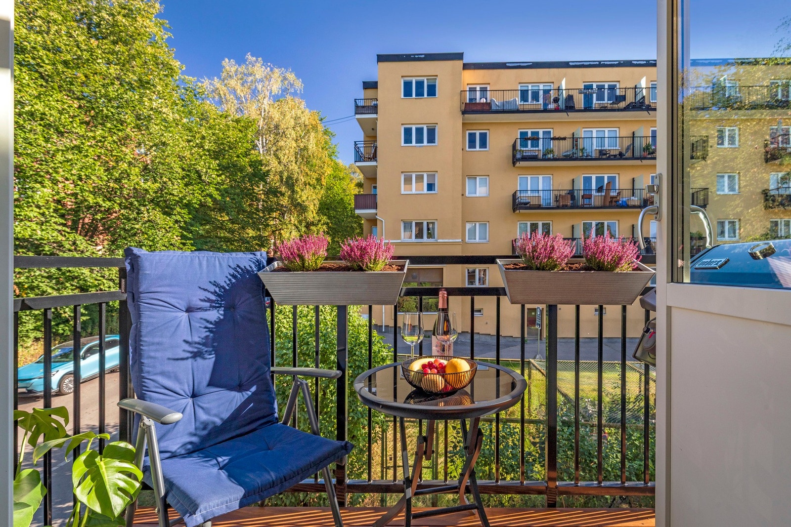 Balkongen har plass til utemøbler, grill og planter - perfekt for varme sommerdager. Galleribilde