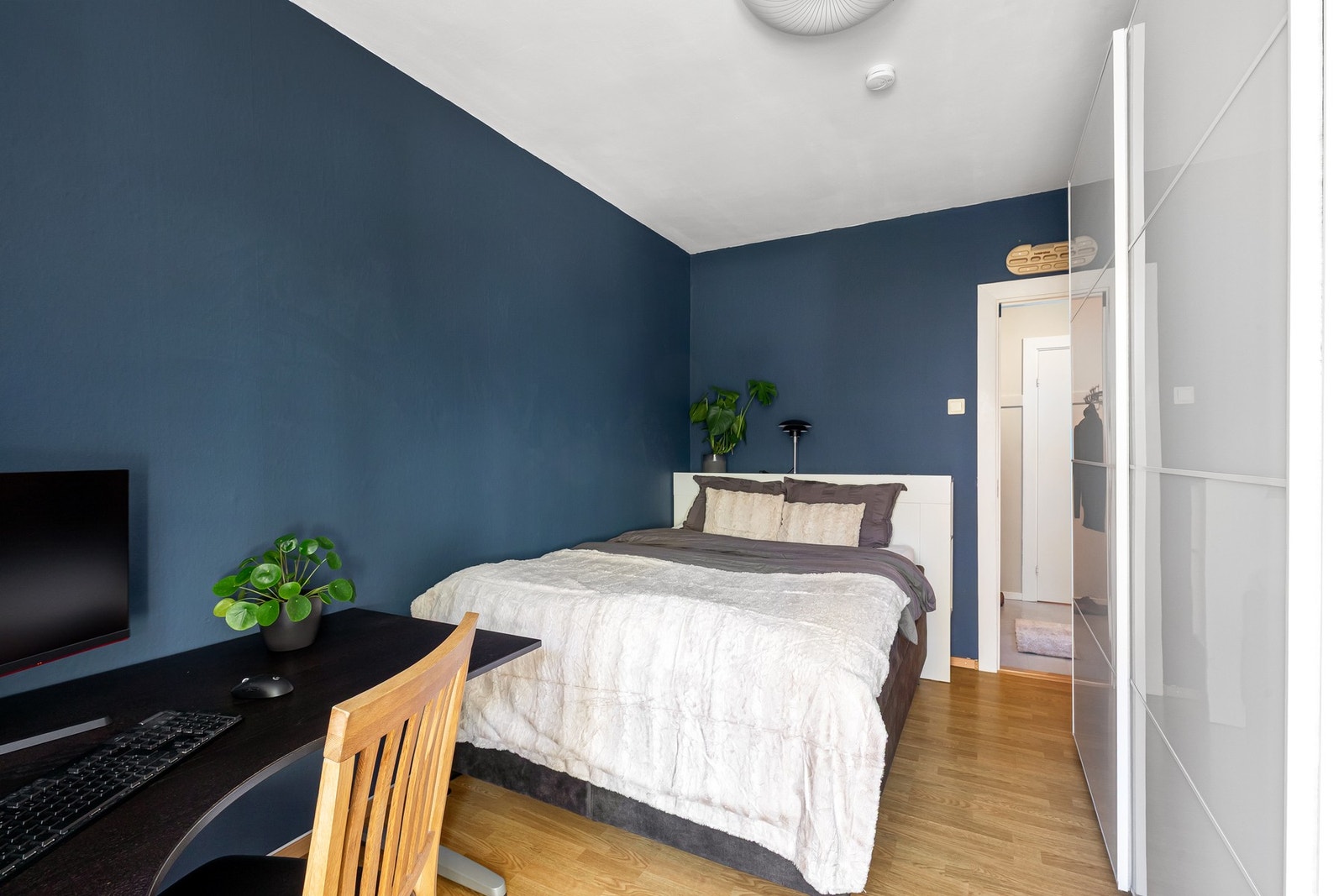 God plass til dobbeltseng, kontoravdeling og medfølgende garderobeløsning. Galleribilde