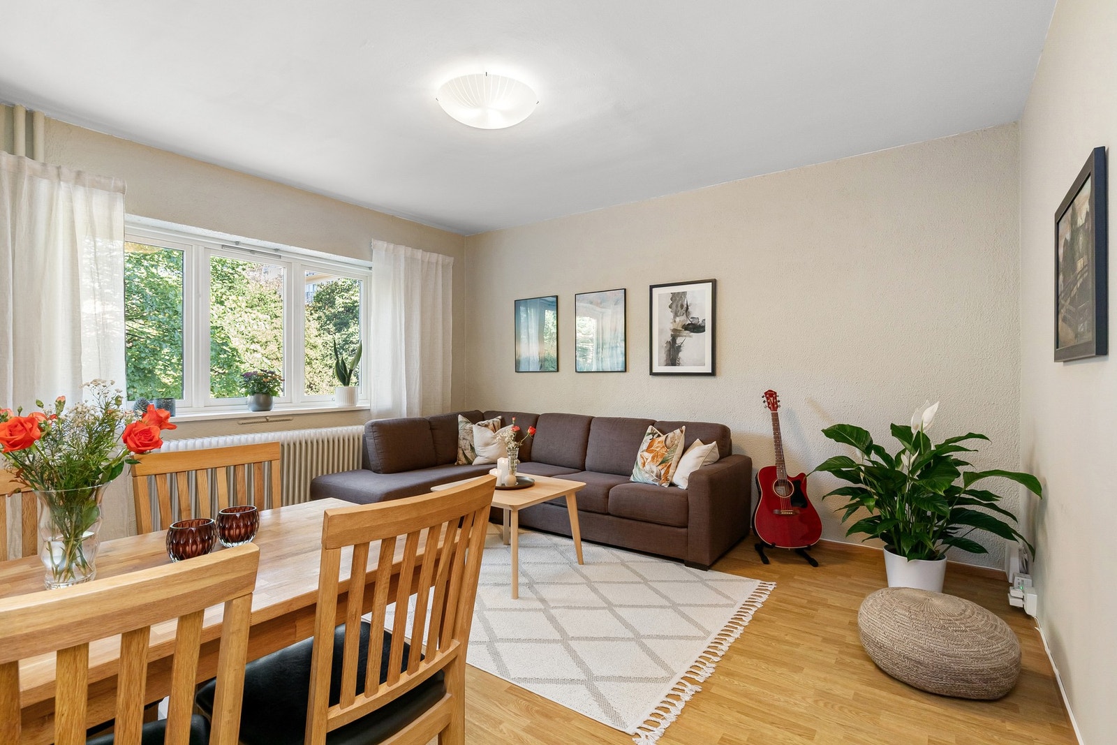 Stuen fremstår lys, luftig og tidsmessig utført. Galleribilde