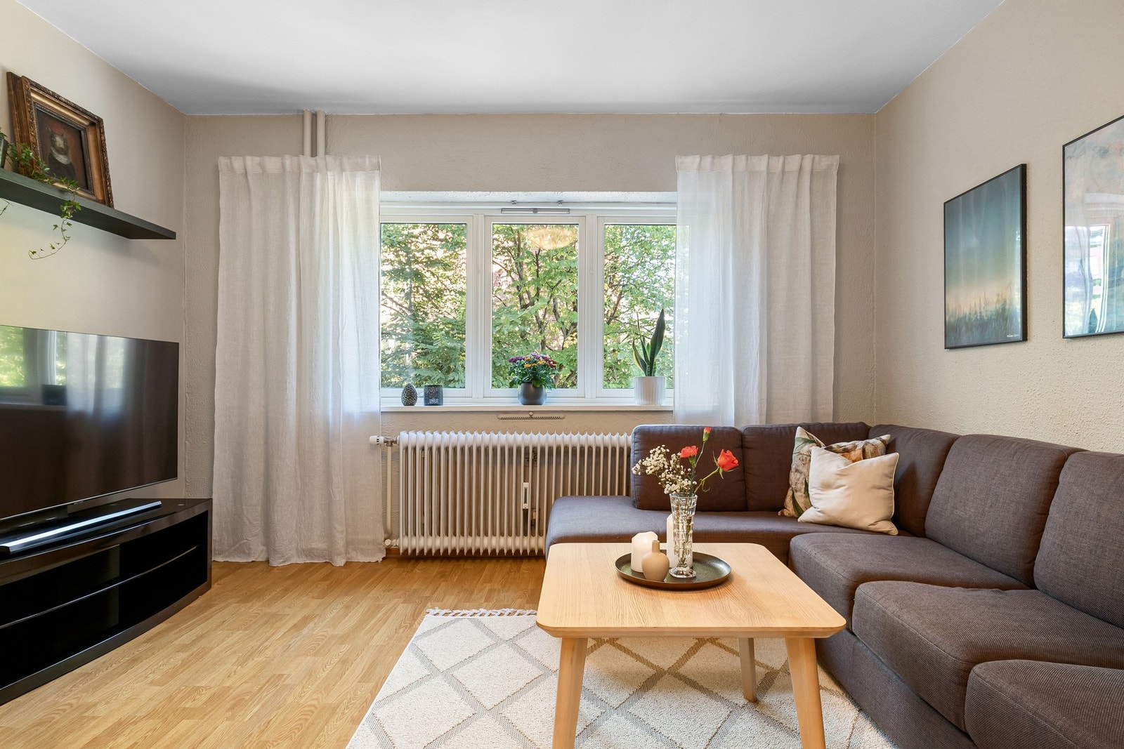 Tiltalende stue med god plass til sofagruppe, spisegruppe og TV- løsning. Galleribilde