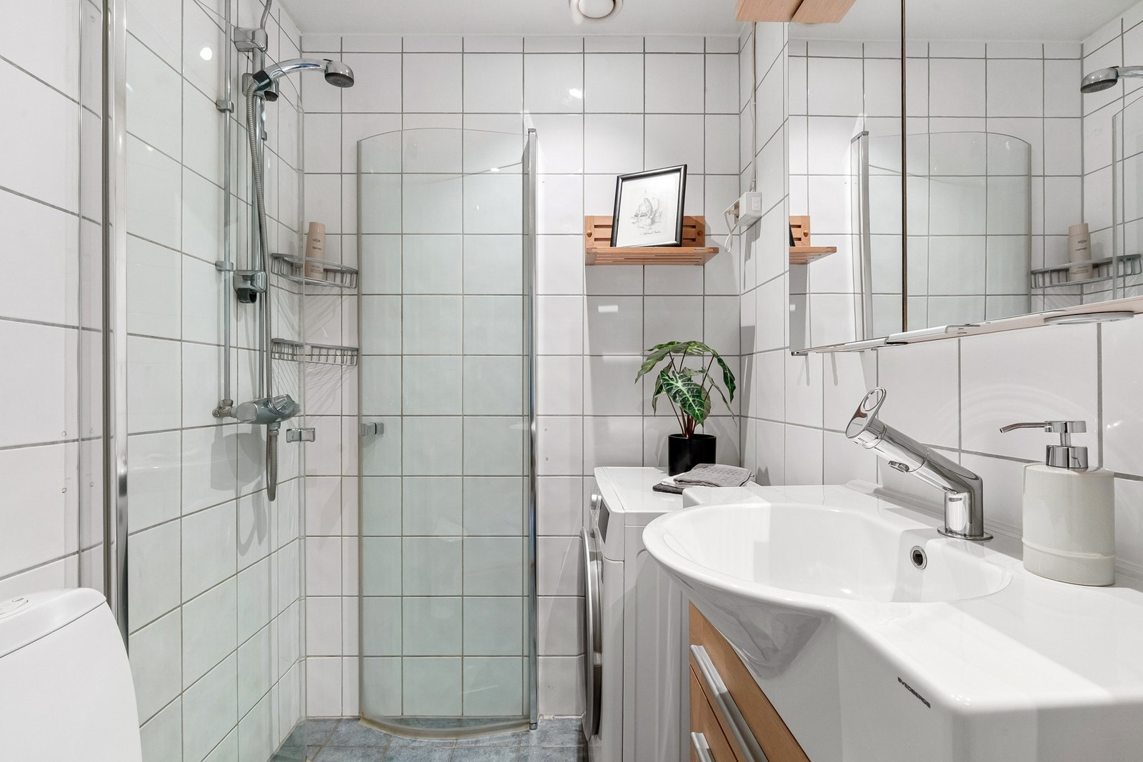 Pent bad, flislagt i tidløs stil med varmekabler i gulvet. Galleribilde