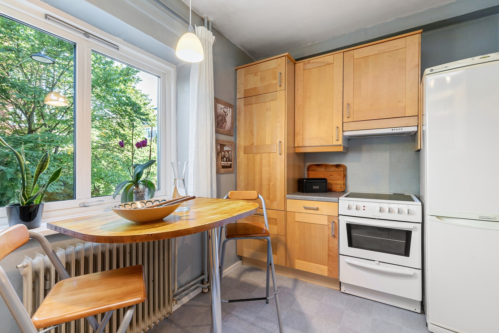 Plass til lite spisebord ved vinduet, for koselige frokost øyeblikk. Galleribilde