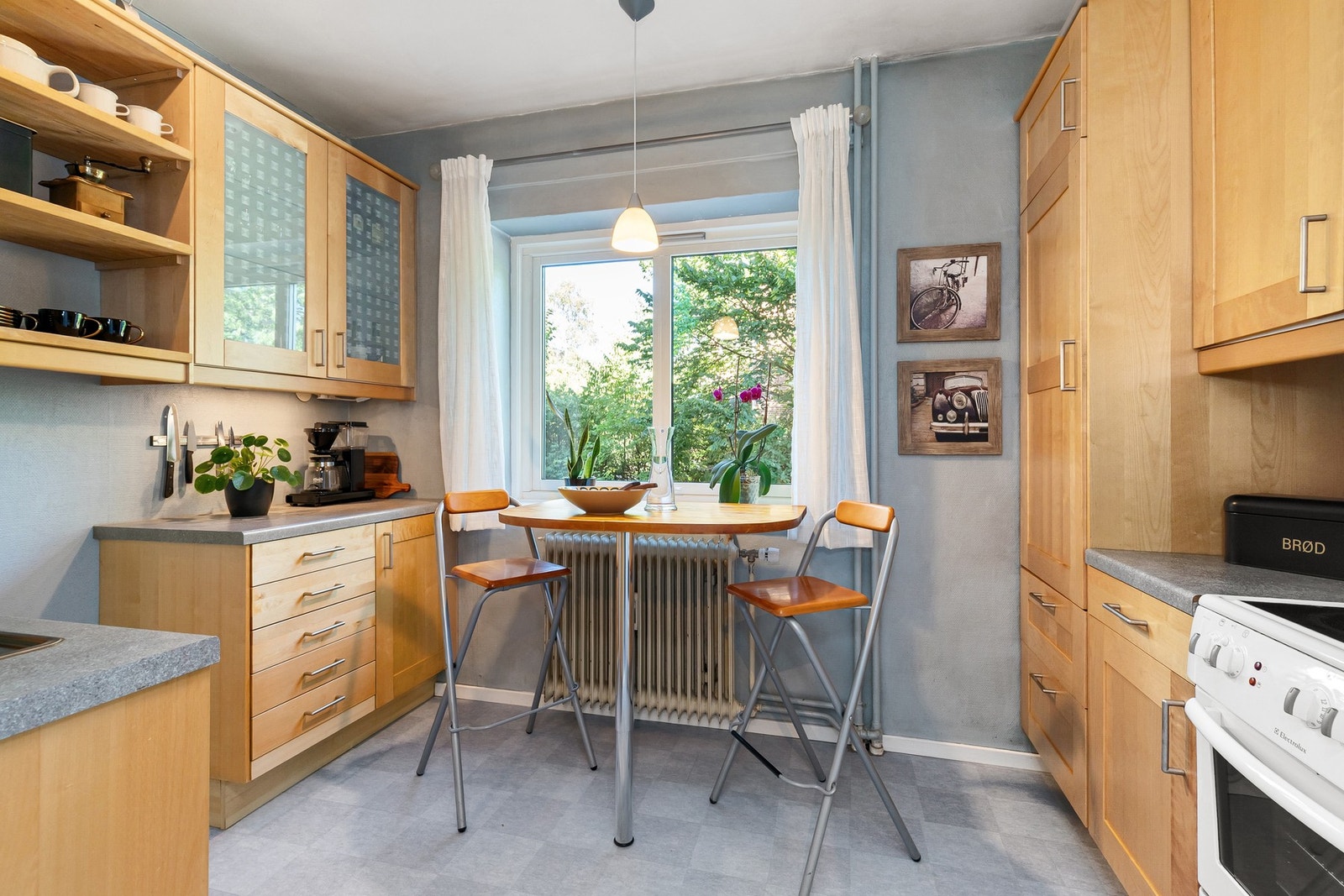 Separat og praktisk IKEA kjøkkeninnredning med god benke- og lagringsplass. Galleribilde