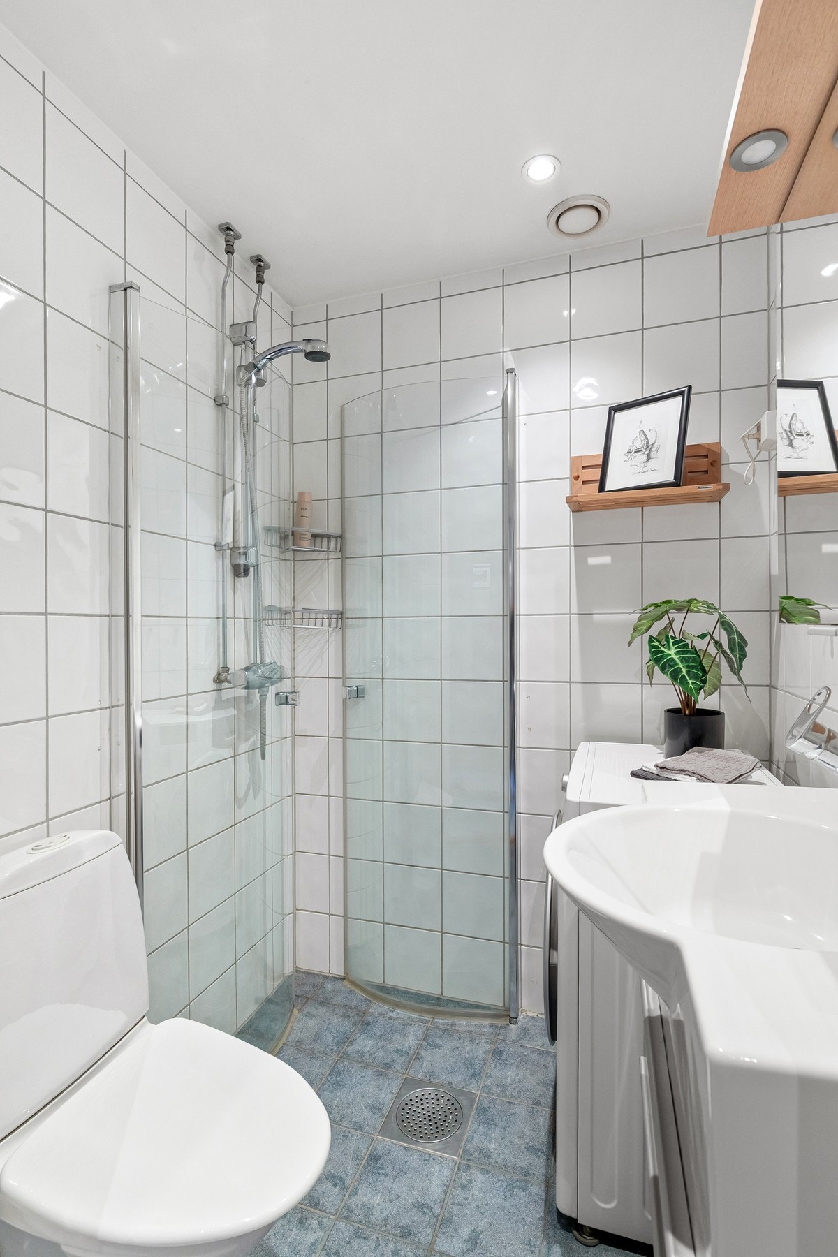 Baderommet ble oppgradert 2005. Arbeidet ble utført av VVS senteret Norge AS, i regi av borettslaget. Galleribilde