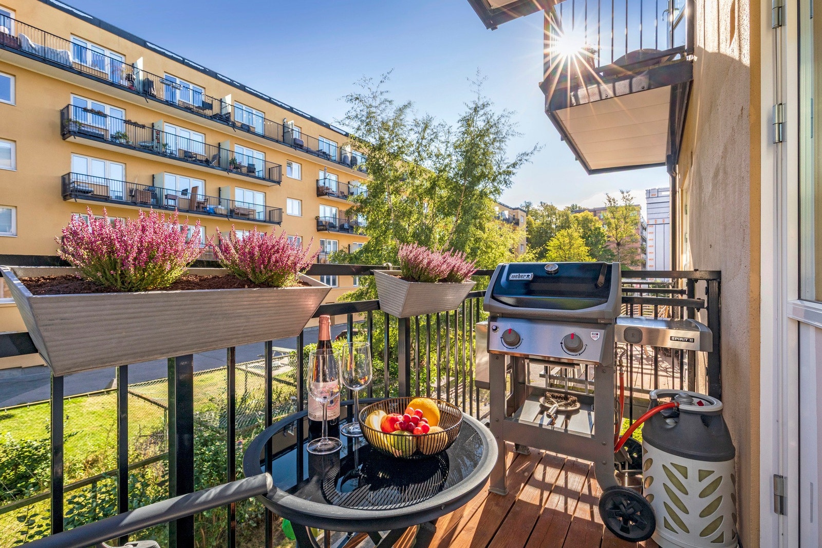 Koselig balkong med plass til utemøbler, grill og planter - perfekt for varme sommerdager. Galleribilde