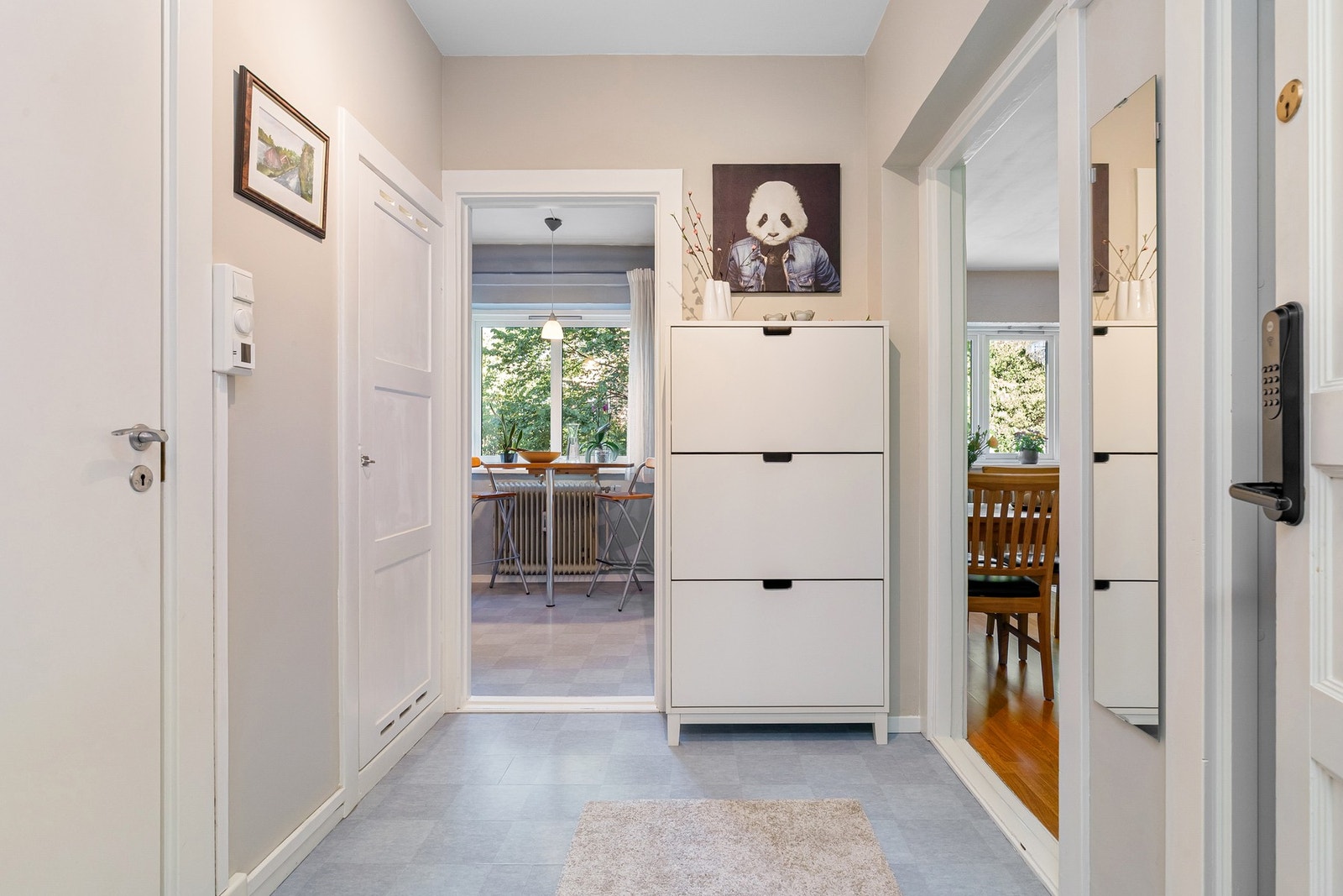 Entréen er tiltalende, med plass til oppbevaring av sko og yttertøy. Galleribilde