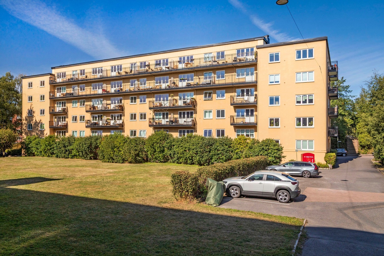 Bebyggelsen på Sinsen består i all hovedsak av lavblokkbebyggelse i teglstein fra rundt 1940- tallet. Galleribilde