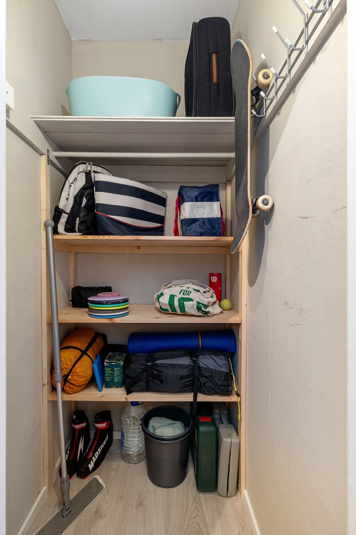 Praktisk bod gode oppbevaringsmuligheter. Galleribilde