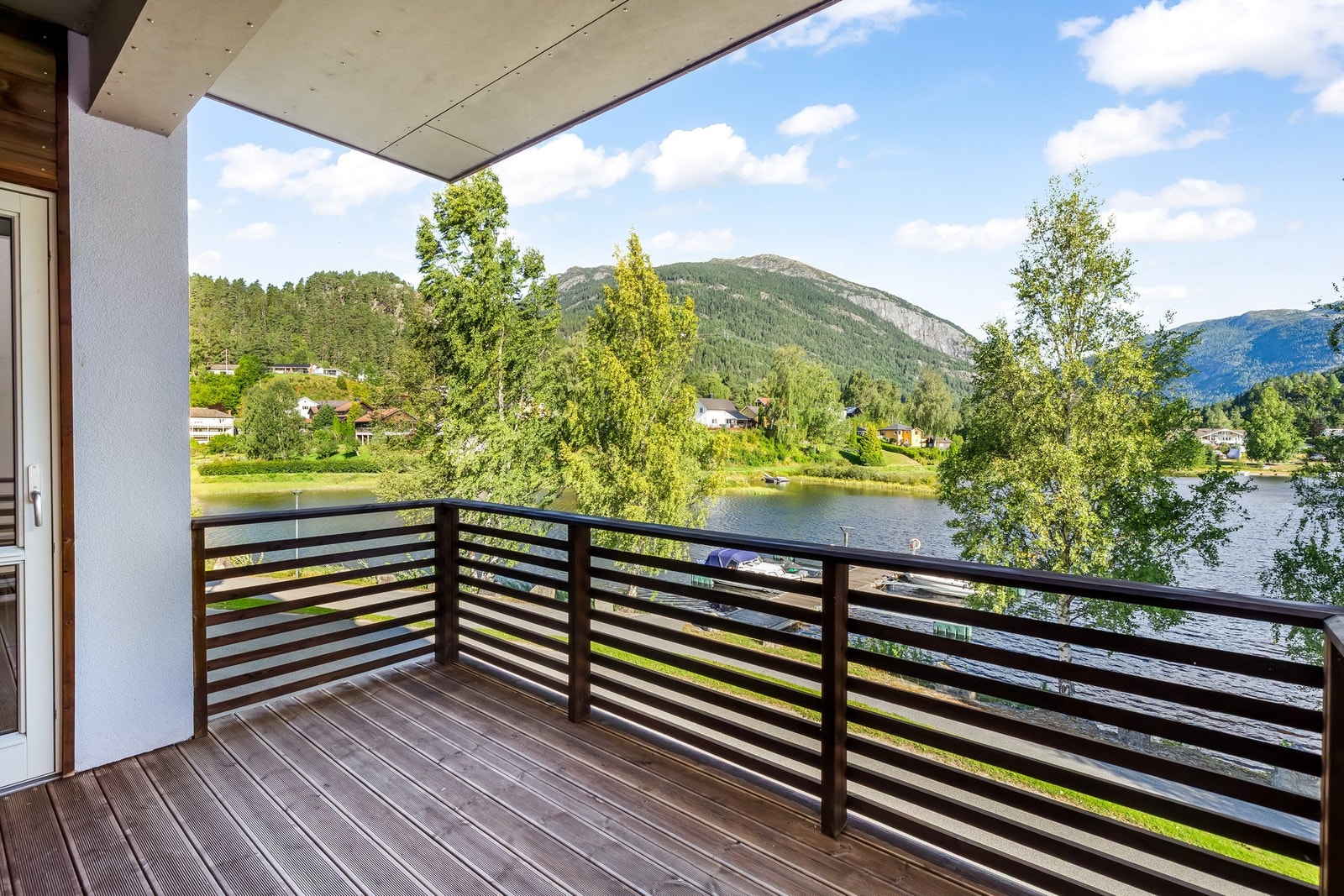 Balkong med adkomst fra soverom 1. Utsikt mot Seljordsvatnet og Skorve. Galleribilde