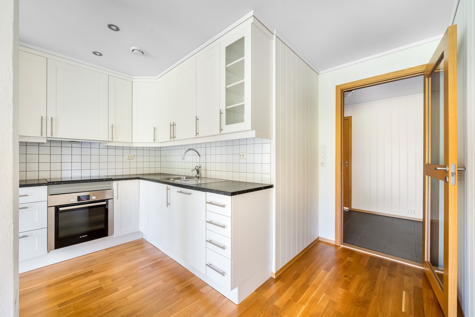 Kjøkkenet har profilerte fronter, laminert benkeplate. Galleribilde